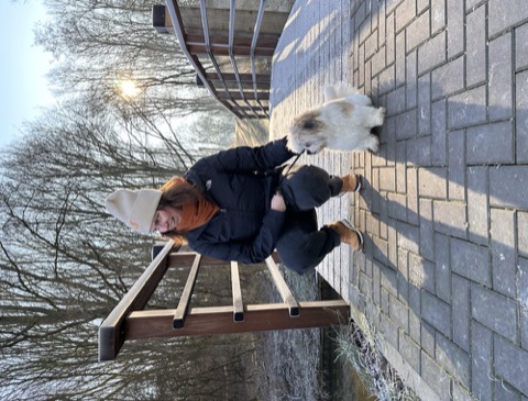 Veerle met haar hondje op een brug